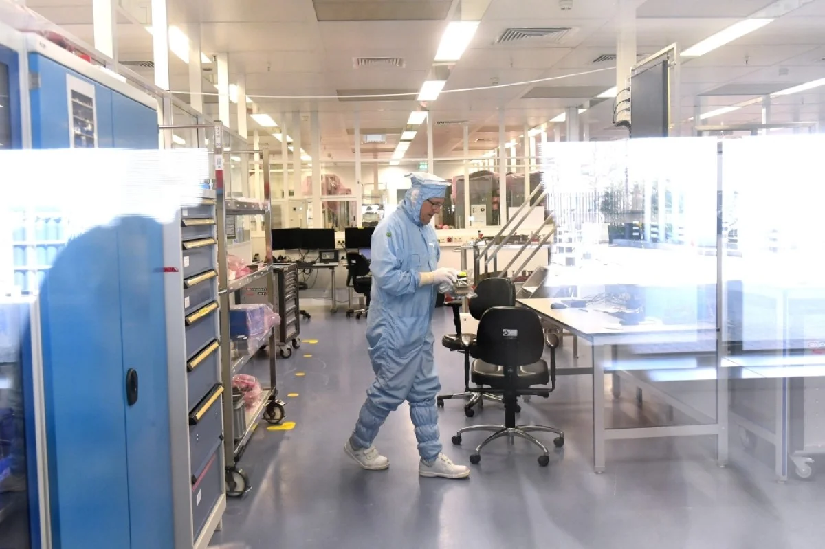 VELDHOVEN: An employee makes his way in a laboratory at ASML, a Dutch company which is the largest supplier in the world of semiconductor manufacturing machines via photolithography systems in Veldhoven. – AFP