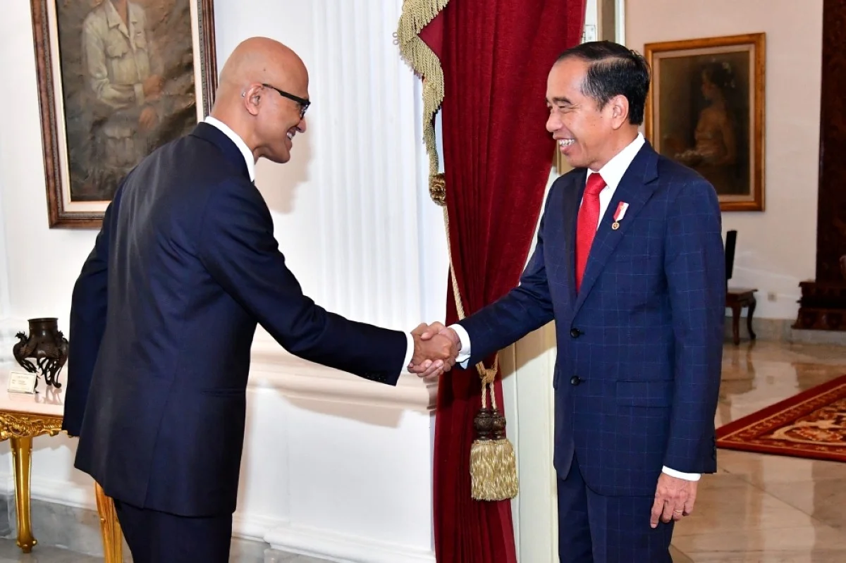 JAKARTA: This handout picture taken and released on April 30, 2024 by Indonesia's presidential palace shows Indonesian President Joko Widodo (right) greeting Microsoft CEO Satya Nadella at the Merdeka Palace in Jakarta. -- AFP