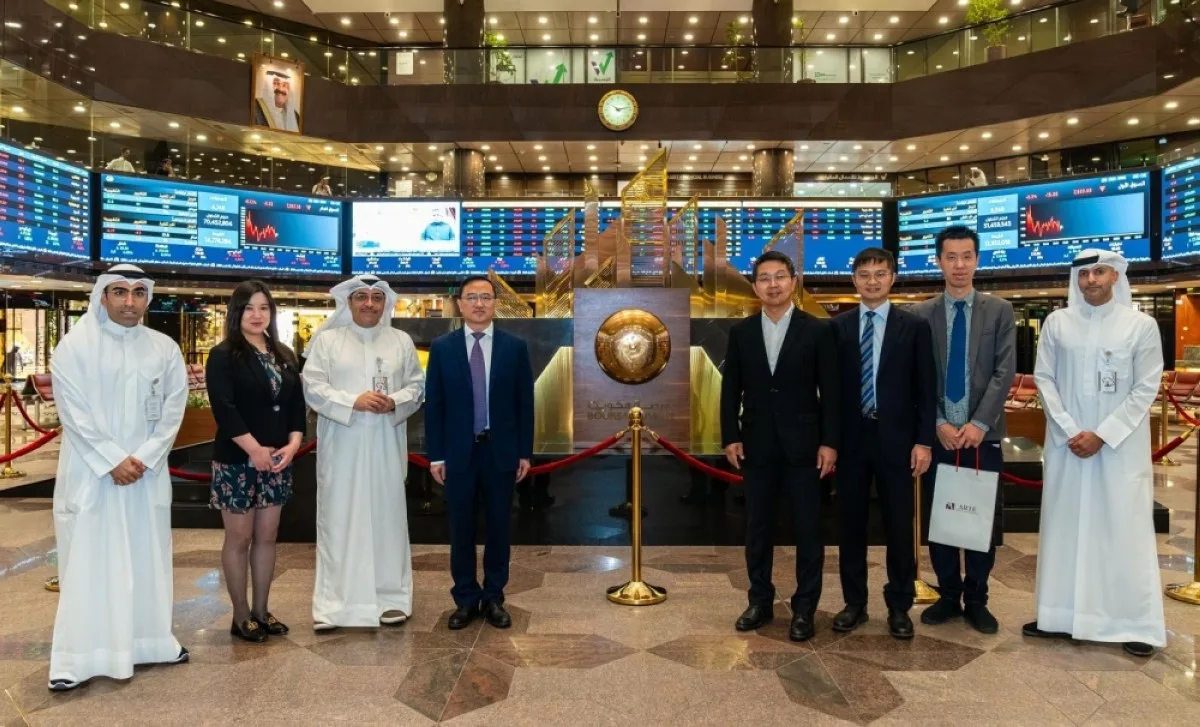 KUWAIT: Boursa Kuwait officials with the executives of the visiting Chinese delegation.