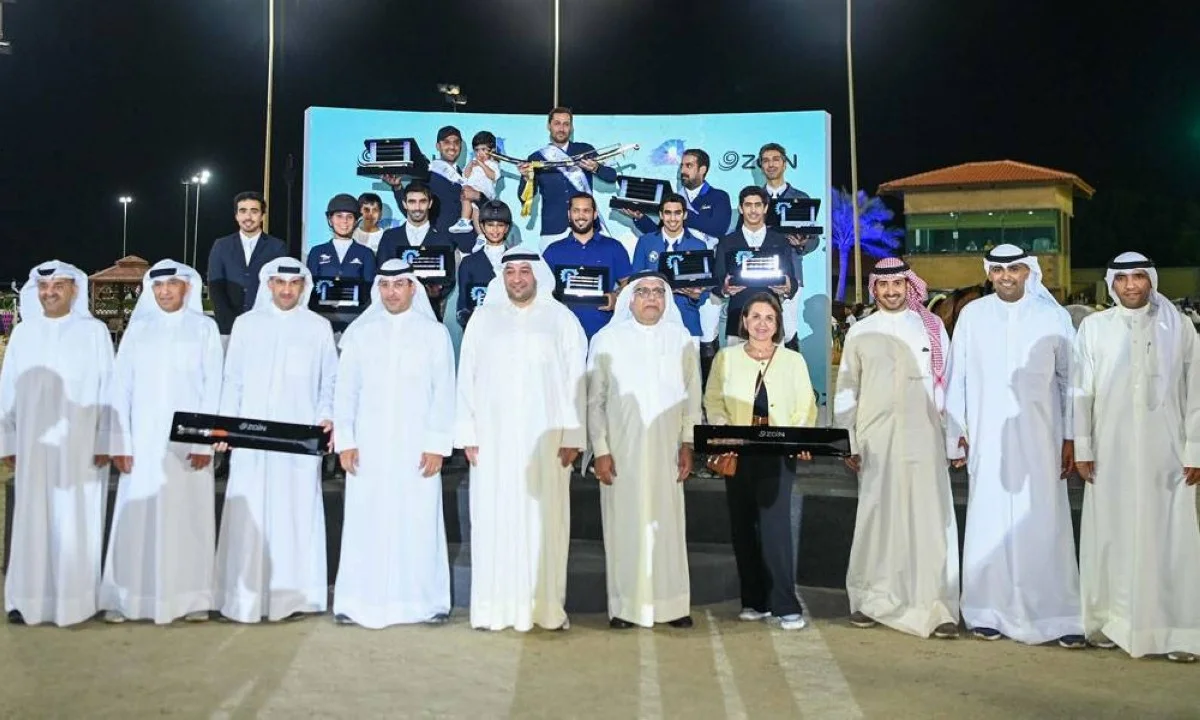 H.E. Minister Dawood Marafie and Nawaf Algharabally with the Zain Champions and top officials.