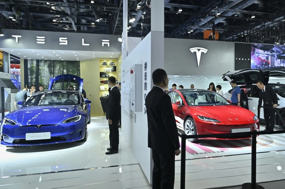 BEIJING: People visiting a Tesla stall at the China International Fair for Trade in Services (CIFTIS) in Beijing. --AFP