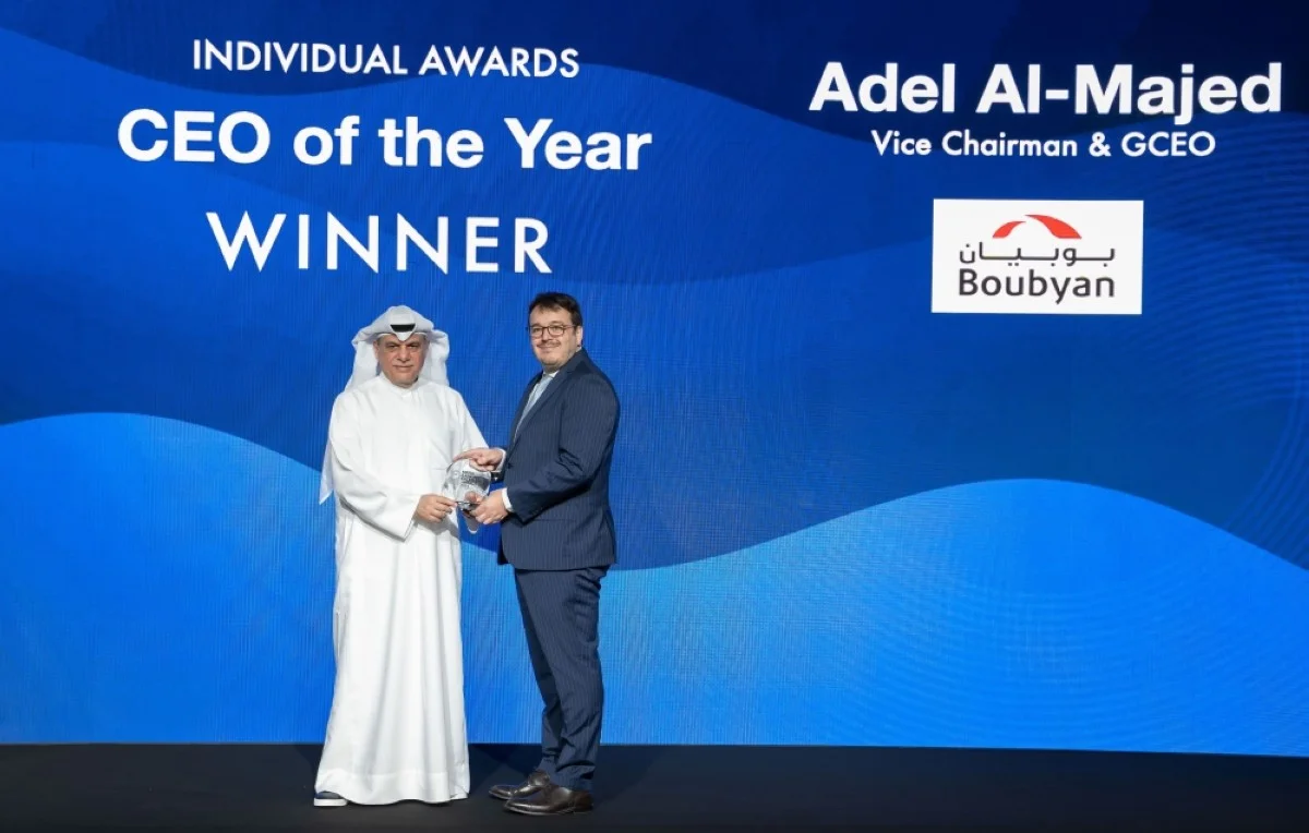 Adel Al-Majed receiving the award