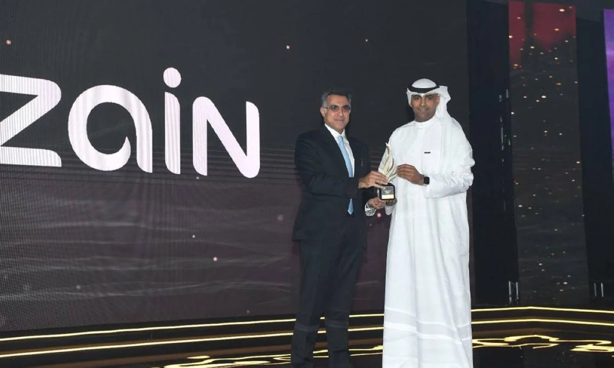 Al Othman honors Al Musaibeeh at the ceremony.