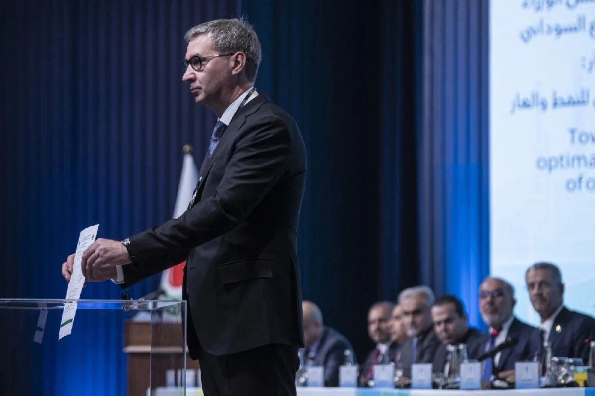 BAGHDAD, Iraq: A representative submits his company's offer during the launch of the fifth and sixth licensing rounds for 29 oil and gas fields, at the Oil Ministry headquarters in Baghdad on May 11, 2024. -- AFP