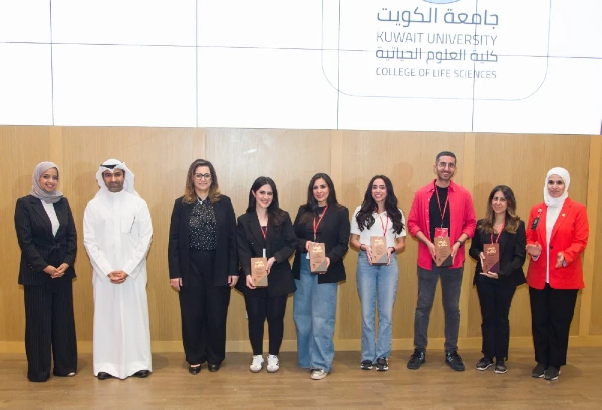 Salma Al-Hajjaj and Dr Nawaf Al-Hajri pose for group photo with the Digital Transformation & Innovation Unit team at Gulf Bank.
