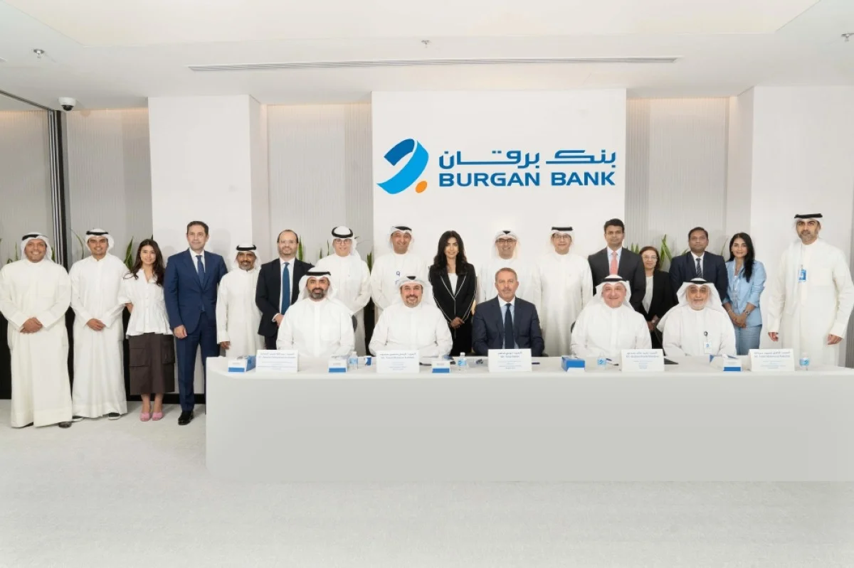 A group photo taken during the bond issuance signing ceremony.