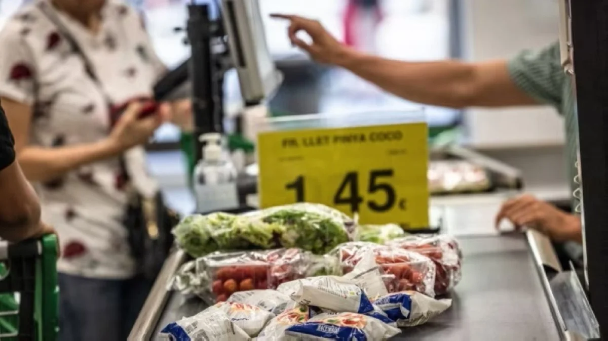 The European Commission expects inflation to fall to 2.5 percent in 2024, down from a previous forecast of 2.7 percent.