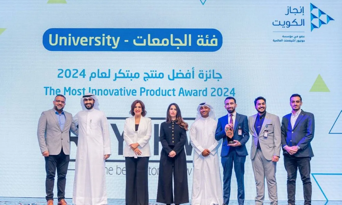 Al Mutairi and Alasfour award the university level winners.