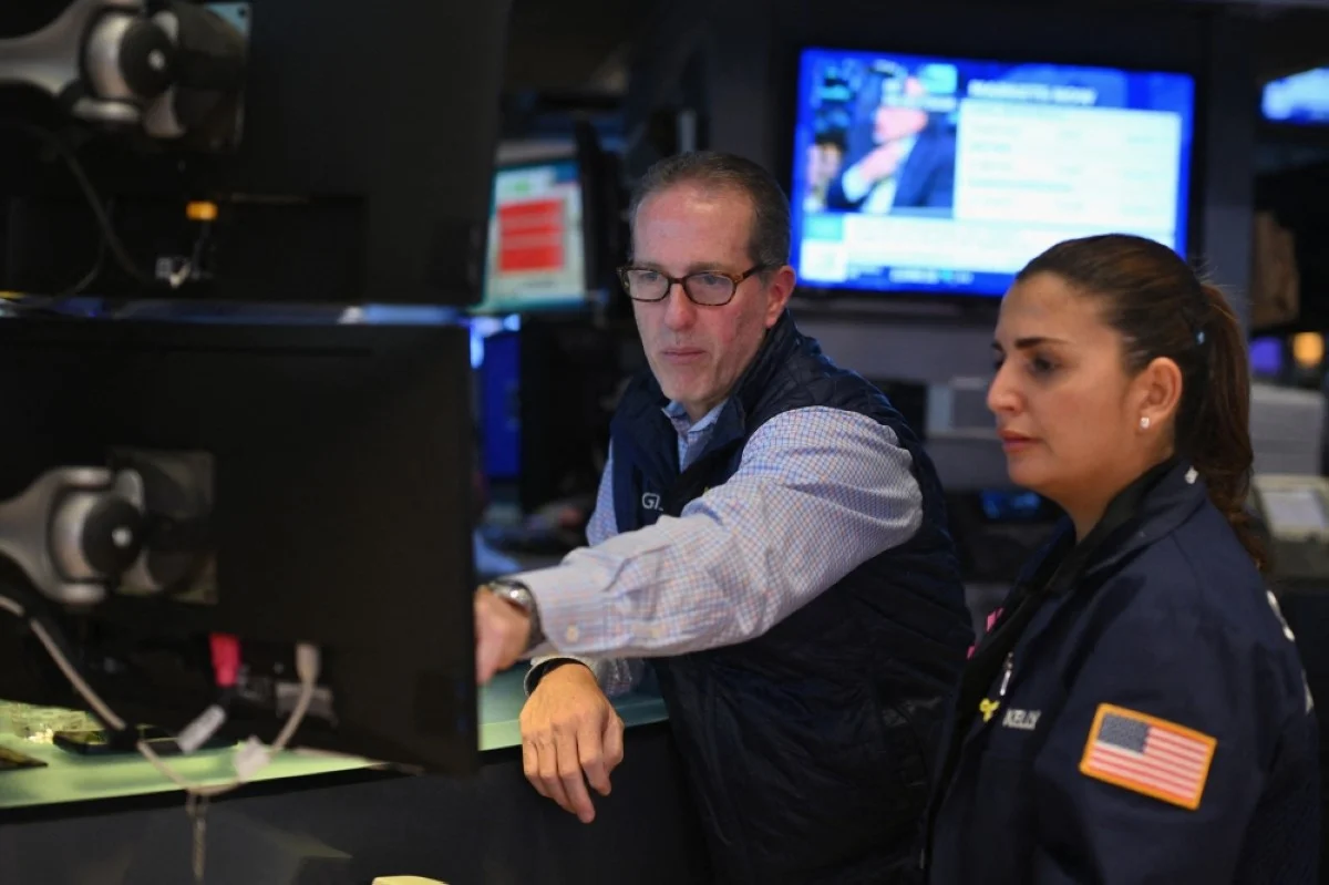 NEW YORK: Traders work on the floor of the New York Stock Exchange during morning trading on May 17, 2024 in New York City. Wall Street stocks opened little changed May 17 after pulling back from a record run where the Dow exceeded 40,000 points for the first time. --AFP