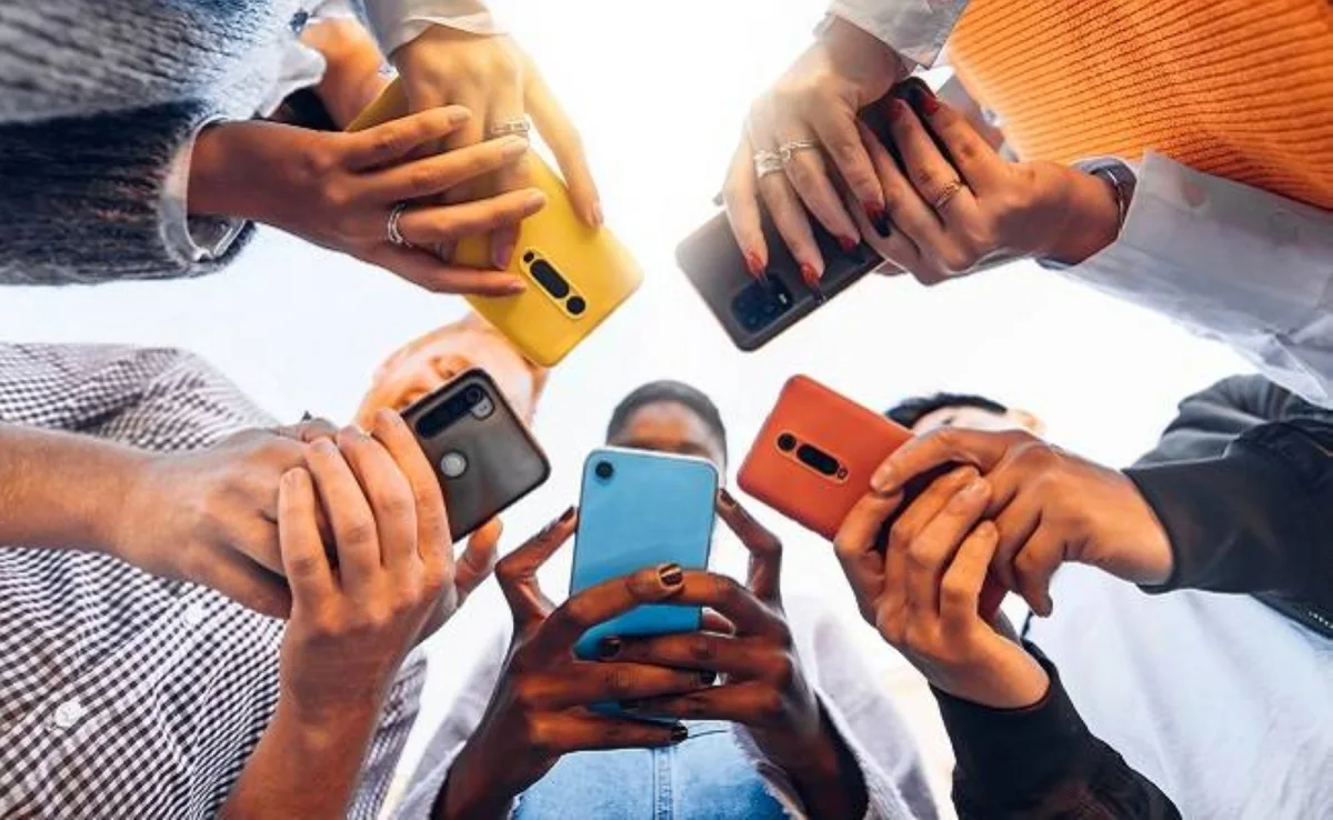 Des initiatives visant à améliorer la couverture mobile, telles que des solutions de connectivité rurale, sont en cours de déploiement par les opérateurs.