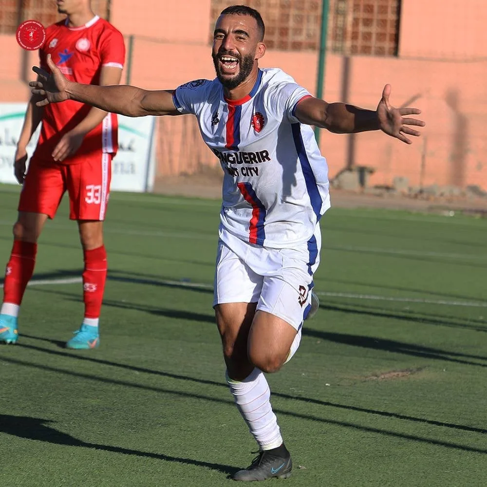 Le joueur de Chabab Benguérir Reda Abardi a frustré le Kawkab de Marrakech en marquant le but de l’égalisation.