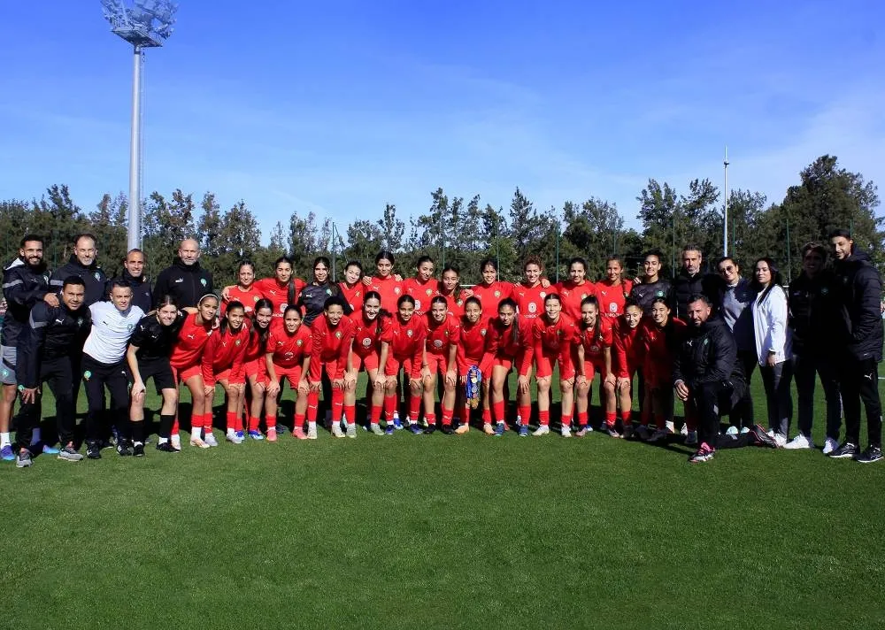 L'équipe nationale U20 en compagnie du staff technique de la sélection féminine A au Complexe Mohammed VI de football à Maâmora.