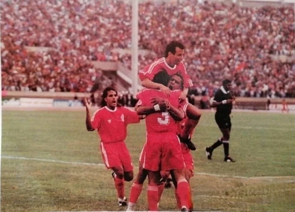 Les joueurs de l'équipe nationale célébrant le but d'Abdesslam Laghrissi lors du match de barrage pour le Mondial 1994. 