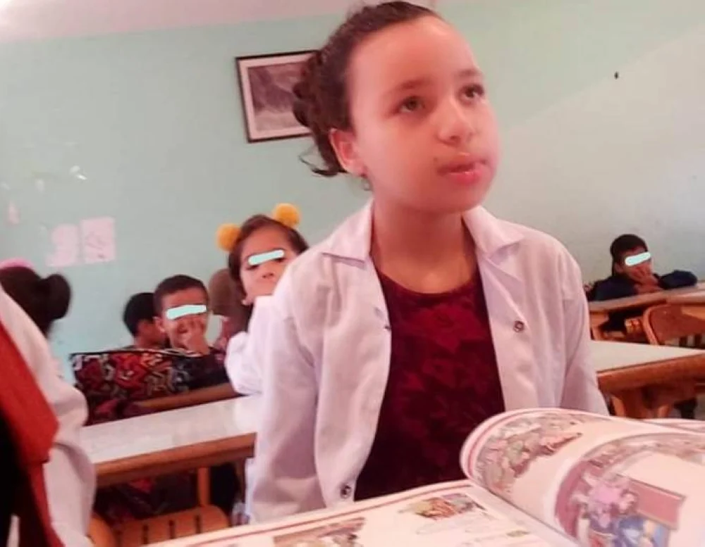 La fille du président de l’Association marocaine du syndrome de Rett, El Mokhtar Mustapha, atteinte du syndrome de Rett, lutte contre sa maladie et continue sa scolarité.