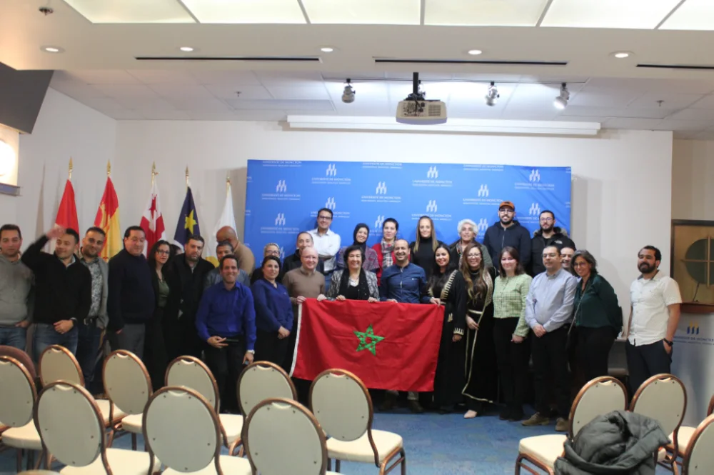 Souriya Otmani avec les membres de la communauté marocaine établie à Moncton (Nouveau Brunswick). 
