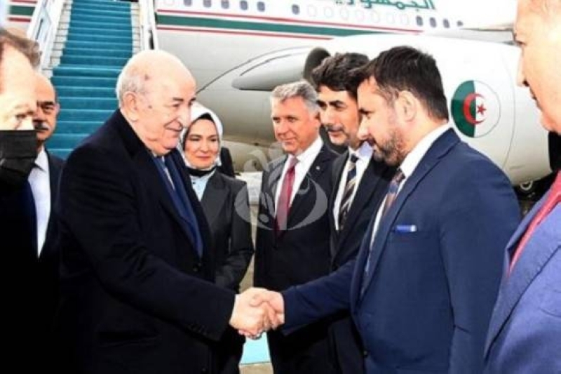 Le président Tebboun accueilli par le vice-président Oktay