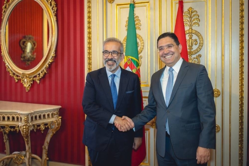 Nasser Bourita saluant le chef de la diplomatie portugaise