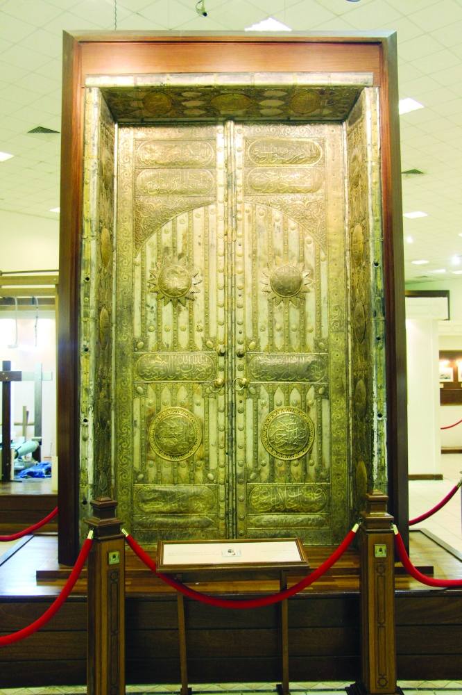 من توسعة الحرمين الشريفين في عهد الملك عبدالعزيز تصنيع باب جديد للكعبة من الذهب