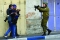 



إسرائيلي يصوب الرصاص نحو فلسطينيين        (مكة)