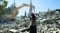 






فلسطينية تلقي نظرة على منزلها المهدوم                            (مكة)