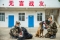 






جنود صينيون يفحصون أسنان كلب بوليسي                        (د ب أ)