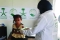






طبيبة تفحص طفلة يمنية                   (واس)
