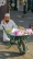 أحد المسنين يستخدم إحدى العربات الصغيرة لبيع بضاعته البسيطة من الثوم والبطاطس في أحد الأسواق الشعبية بجدة. (أنس الحارثي) 