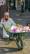 أحد المسنين يستخدم إحدى العربات الصغيرة لبيع بضاعته البسيطة من الثوم والبطاطس في أحد الأسواق الشعبية بجدة. (أنس الحارثي) 