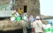 فريق مركز الملك سلمان للإغاثة والأعمال الإنسانية يشحن السلال الغذائية بمراكب إلى جزيرة ميون في تعز (واس)

