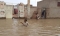 






طفل يسير وسط السيول التي ضربت السودان               (مكة)