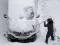 رجل يستخدم مكنسة لإزالة الثلوج عن سيارته وسط درجات حرارة دون الصفر في كلاغنفورت بالنمسا
