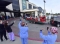 عاملون صحيون في مستشفى سان أنطونيو الإقليمي بأمريكا يتلقون التحية خلال حملة بدأت لشكرهم على عملهم خلال جائحة فيروس كورونا.
