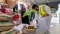موظفو نيوم بالتعاون مع الجمعيات الخيرية المحلية أثناء تجهيز السلال الغذائية للعائلات خلال شهر رمضان.
