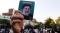






ناخب إيراني يحمل صورة إبراهيم رئيسي      (مكة)