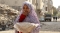 طفلة سورية تحمل الخبر (مكة)