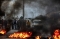






متظاهرون يشعلون النيران في الشوارع                                           (د ب أ)