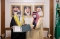 وزير الخارجية يسلّم الدكتور يوسف العثيمين وشاح الملك عبدالعزيز من الطبقة الثانية (واس)