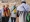 حجاج آسيويون يلتقطون صورا تذكارية بعد الفراغ من زيارتهم للأماكن السياحية والبهجة ترتسم على وجوههم
