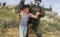 



جندي إسرائيلي يقتاد طفلا فلسطينيا                       (مكة)