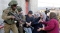

إسرائيلي يصوب بندقيته نحو عائلة فلسطينية      (مكة)