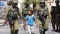 طفل فلسيني محاط بجنود الاحتلال (مكة)