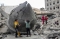 أطفال يلعبون على أنقاض مبنى تاريخي مدمر بغزة (مكة)