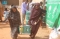 أسرة سودانية تحمل سلة إغاثية سعودية (واس)