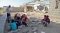 


أطفال يمنيون يتلقون دروسهم في العراء                               (مكة) 