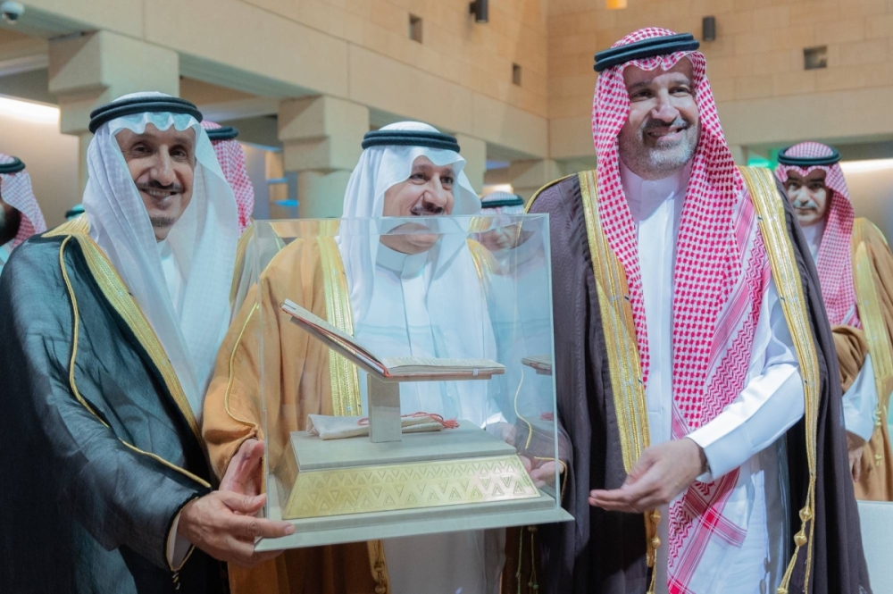 الأمير فيصل بن سلمان يدشن الأعمال الكاملة للمؤرخ إبراهيم بن صالح بن عيسى الأمير فيصل بن سلمان يدشن الأعمال الكاملة للمؤرخ إبراهيم بن صالح بن عيسى