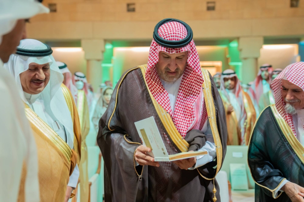 الأمير فيصل بن سلمان يدشن الأعمال الكاملة للمؤرخ إبراهيم بن صالح بن عيسى الأمير فيصل بن سلمان يدشن الأعمال الكاملة للمؤرخ إبراهيم بن صالح بن عيسى