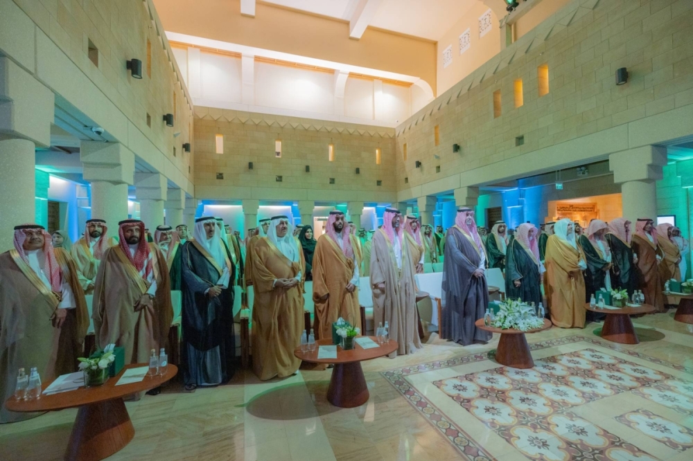 الأمير فيصل بن سلمان يدشن الأعمال الكاملة للمؤرخ إبراهيم بن صالح بن عيسى الأمير فيصل بن سلمان يدشن الأعمال الكاملة للمؤرخ إبراهيم بن صالح بن عيسى
