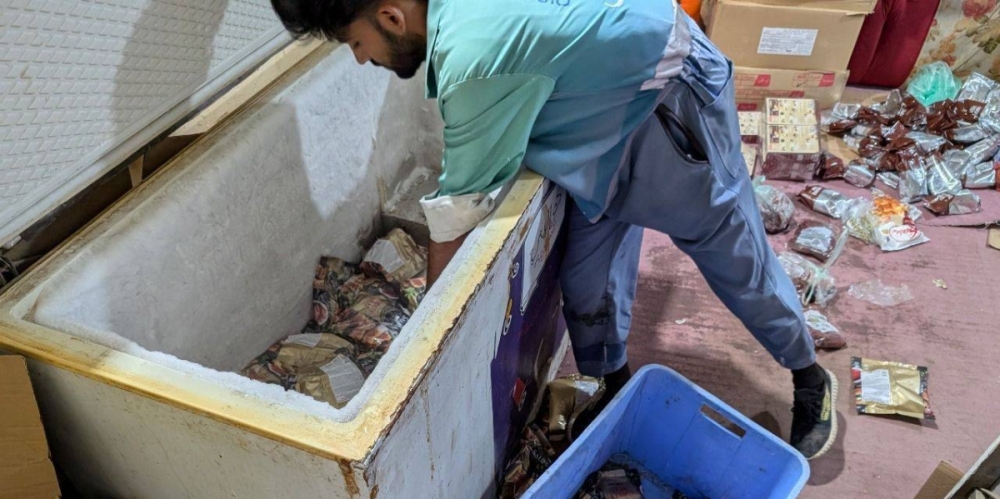 أمانة جدة تضبط أكثر من 25 طنا من المواد الغذائية المخالفة ومنتهية الصلاحية أمانة جدة تضبط أكثر من 25 طنا من المواد الغذائية المخالفة ومنتهية الصلاحية