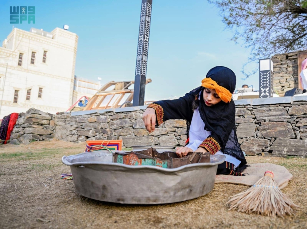 أعمال الأمهات قديما تجذب زوار مهرجان الأطاولة الثامن وتعيدهم لذكريات الماضي أعمال الأمهات قديما تجذب زوار مهرجان الأطاولة الثامن وتعيدهم لذكريات الماضي