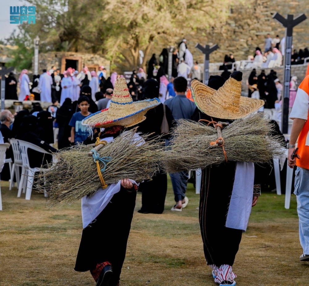 أعمال الأمهات قديما تجذب زوار مهرجان الأطاولة الثامن وتعيدهم لذكريات الماضي أعمال الأمهات قديما تجذب زوار مهرجان الأطاولة الثامن وتعيدهم لذكريات الماضي